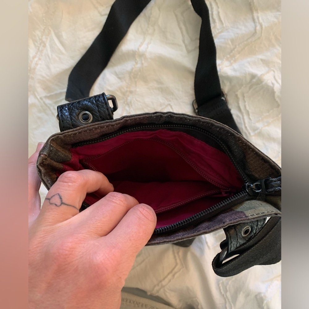 DAKINE green camo sling purse - Picture 3 of 5